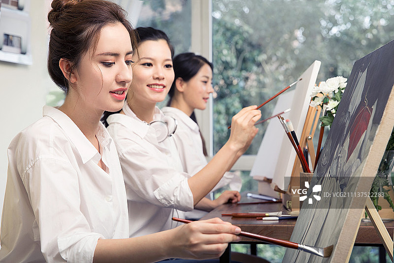 闺蜜在画室画画图片素材