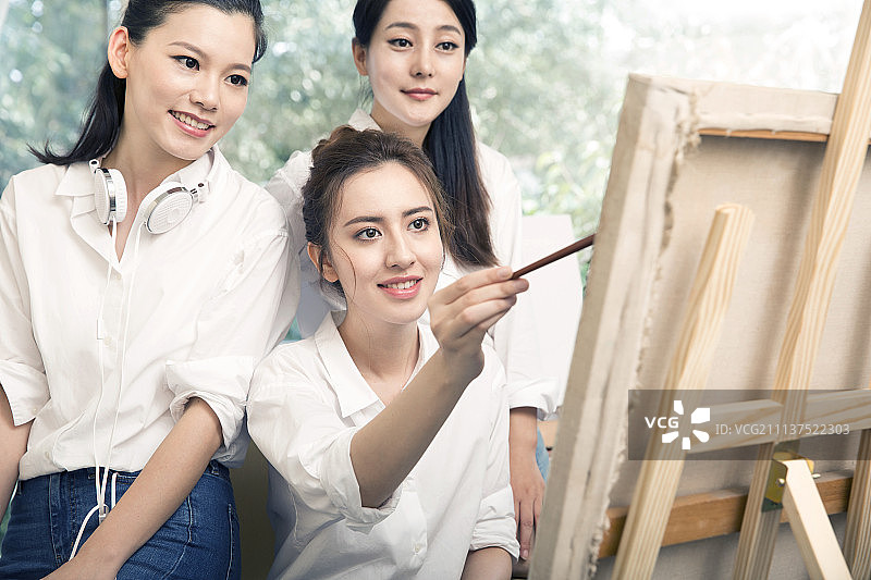 闺蜜在画室画画图片素材