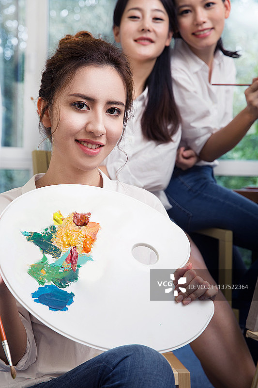 闺蜜在画室画画图片素材