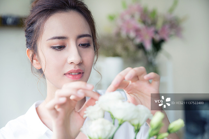 年轻女子插花图片素材