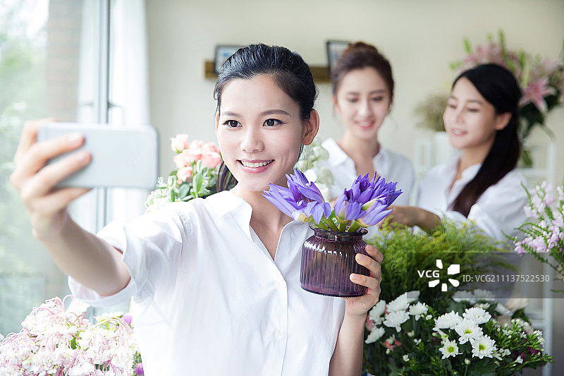 闺蜜一起参加插花艺术沙龙图片素材