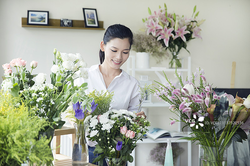 年轻女子插花图片素材