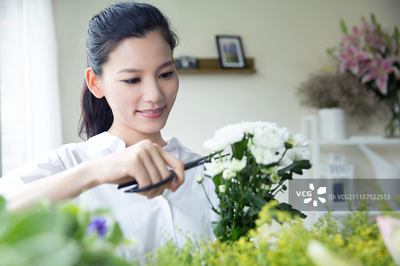 年轻女子插花图片素材