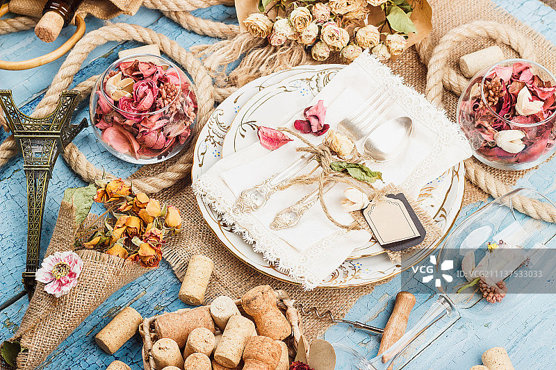 餐具和银器与干花图片素材