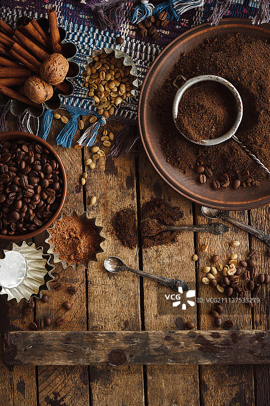 烤黑色和绿色咖啡豆，盘中盛放研磨咖啡图片素材