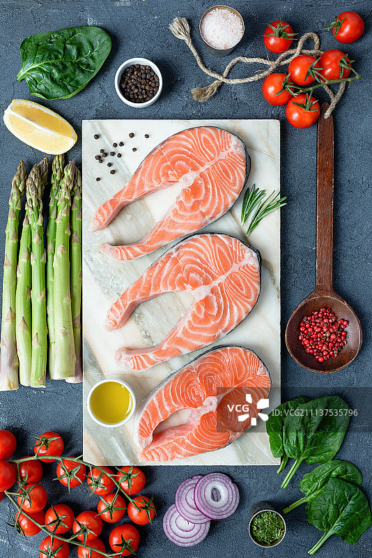 三文鱼牛排、香料、草药、橄榄油和蔬菜，健康烹饪背景图片素材