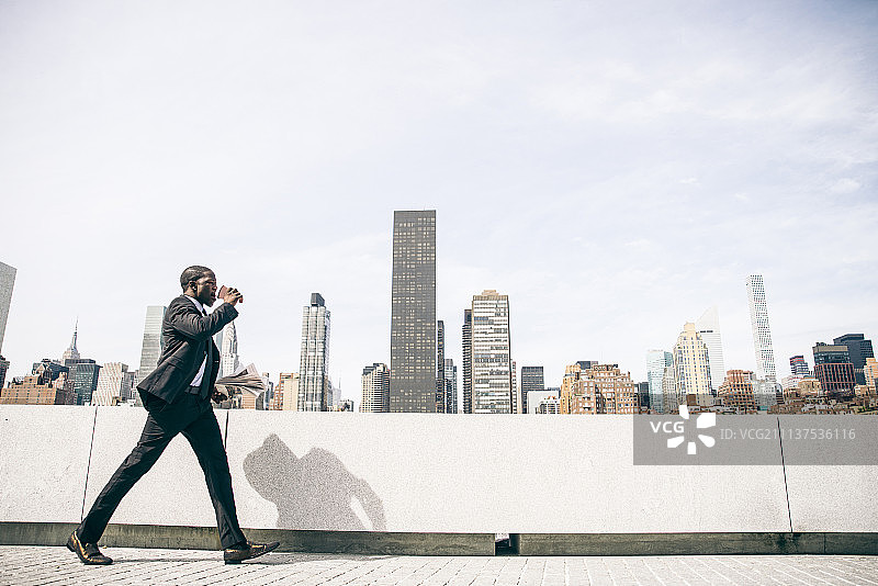 自信的商人走着图片素材