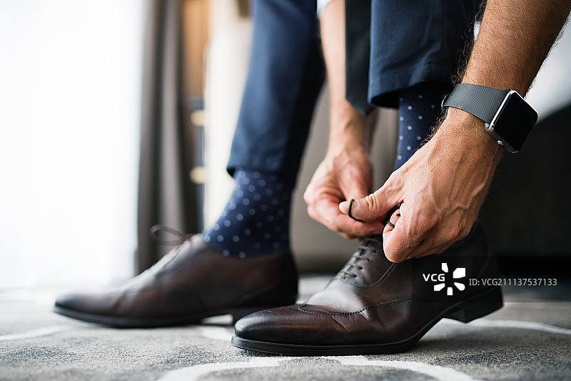 中年商人在酒店房间里图片素材