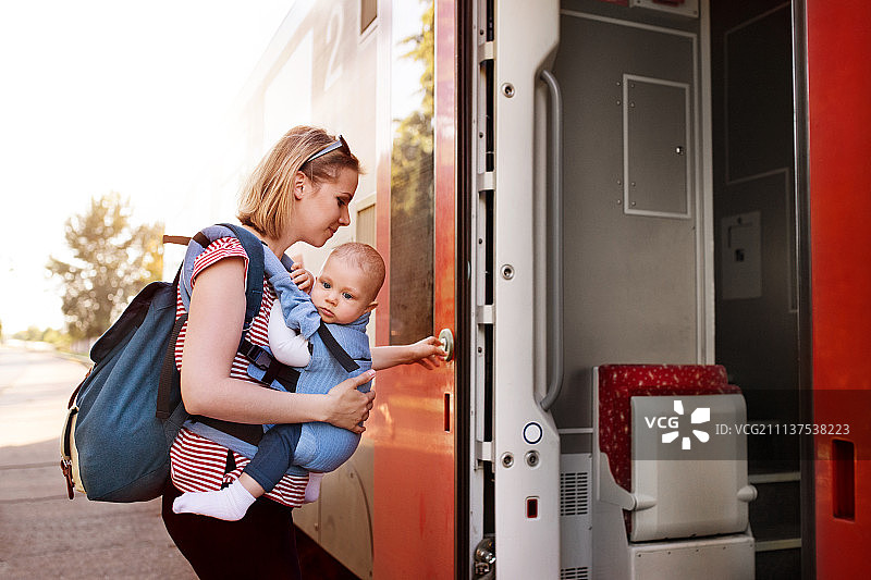 年轻母亲带婴儿乘火车旅行图片素材