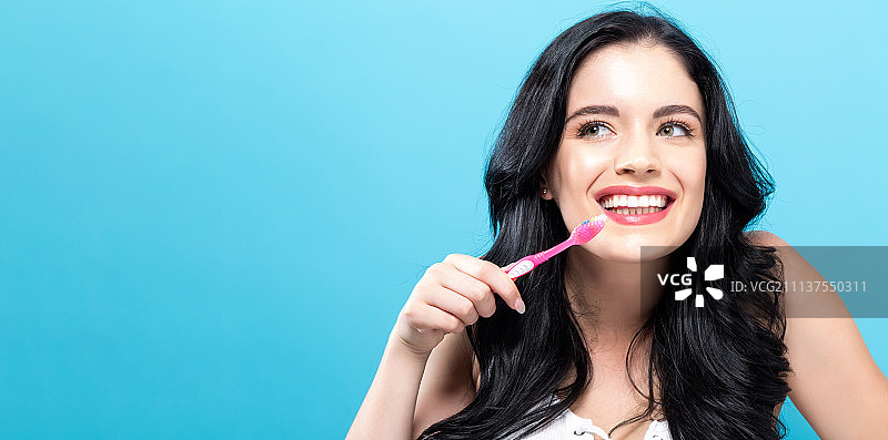 拿着牙刷的年轻女人图片素材