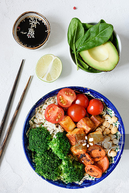 健康素食：豆腐、西兰花、米饭和牛油果沙拉碗（白色背景）图片素材