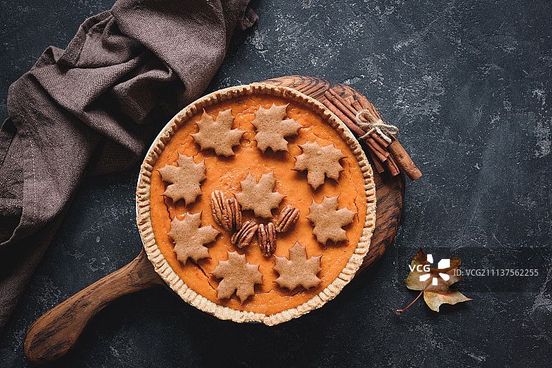 姜饼香料饼干山核桃装饰南瓜派图片素材