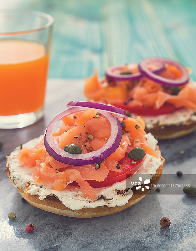 烟熏三文鱼贝果图片素材