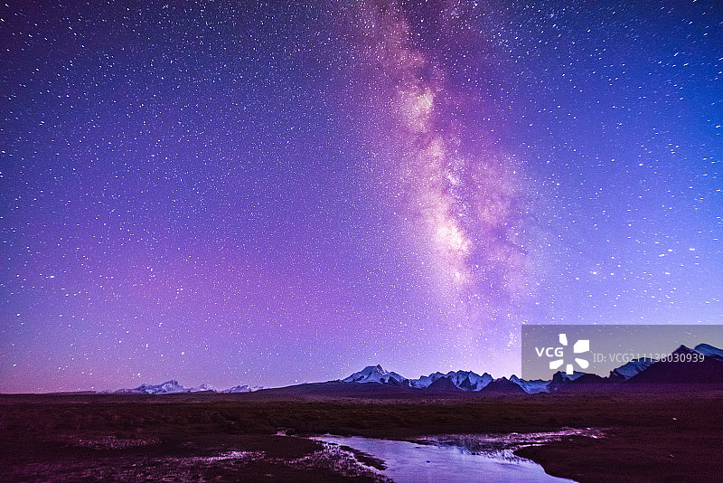 西藏希夏邦马峰岗彭庆峰银河星空图片素材