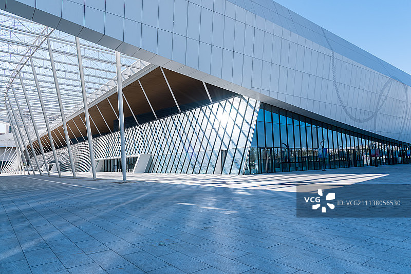 抽象的钢结构时尚建筑图片素材