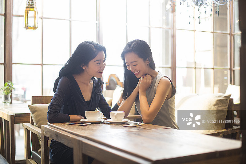 闺蜜在咖啡馆喝咖啡图片素材