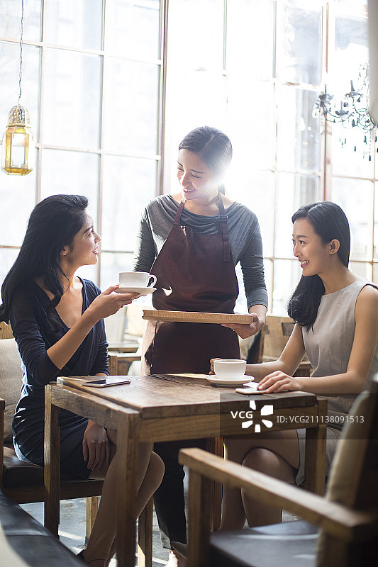 闺蜜在咖啡馆喝咖啡图片素材