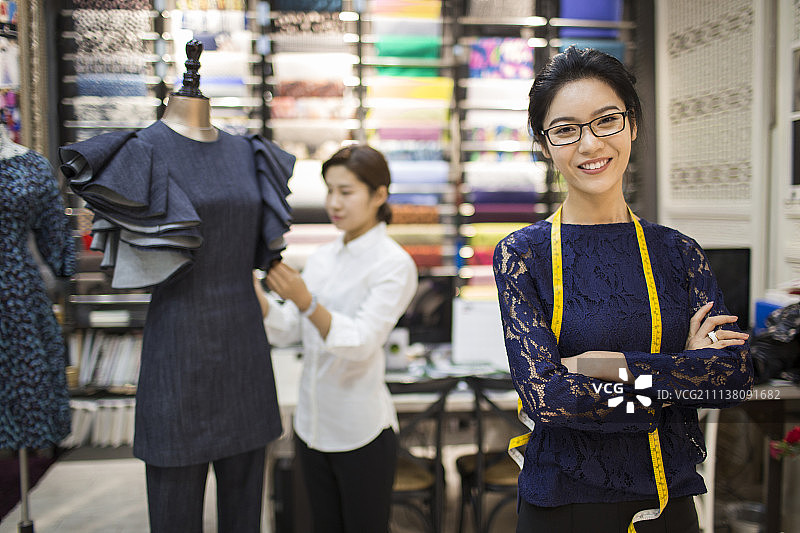 自信的服装设计师肖像图片素材