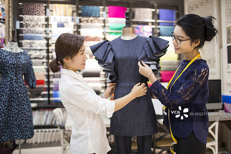 正在工作的服装设计师图片素材