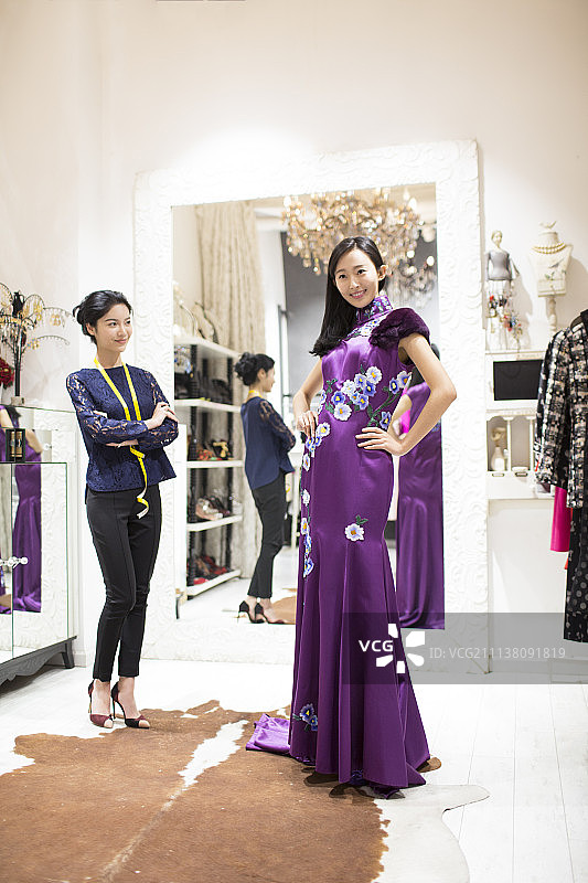 年轻女子试穿定制的裙装图片素材