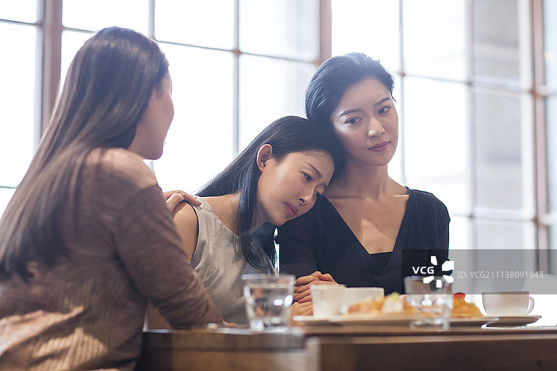 年轻女子安慰闺蜜图片素材