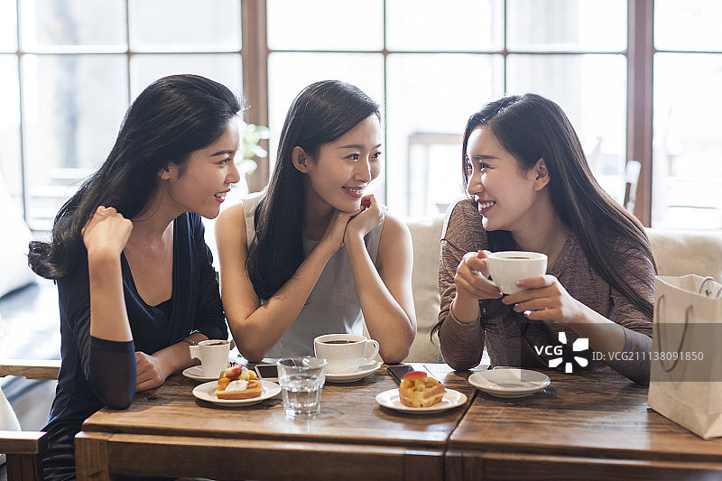 闺蜜在咖啡馆喝咖啡图片素材