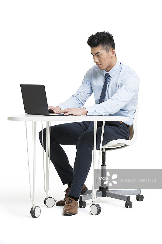 年轻商务男士在工作中使用电脑图片素材