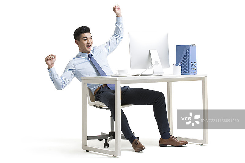 商务男士在办公室欢呼图片素材