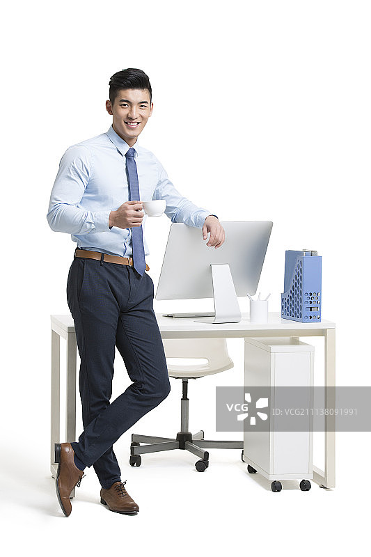 年轻商务男士在办公室喝咖啡图片素材