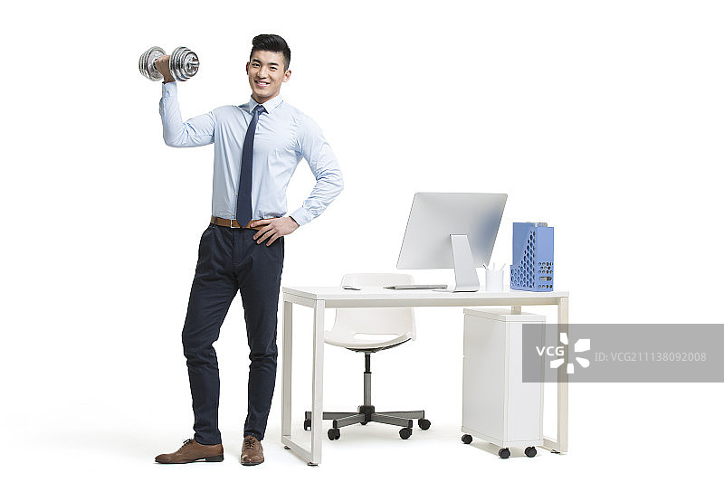 年轻商务男士在办公室做举重练习图片素材