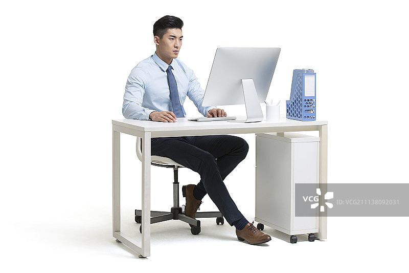 年轻商务男士在办公室专心工作图片素材