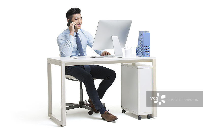 年轻商务男子在办公室打电话图片素材