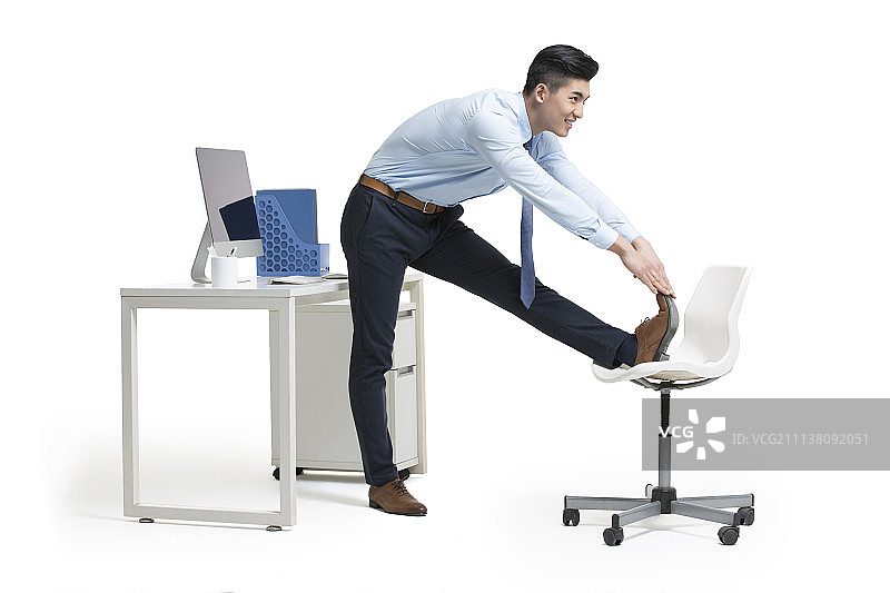 年轻商务男士在办公室锻炼图片素材