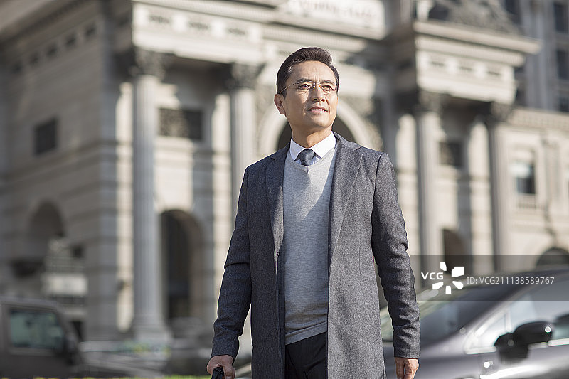 成功商务男士看向远方图片素材