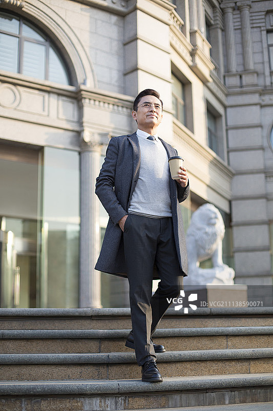 成功商务男士看向远方图片素材