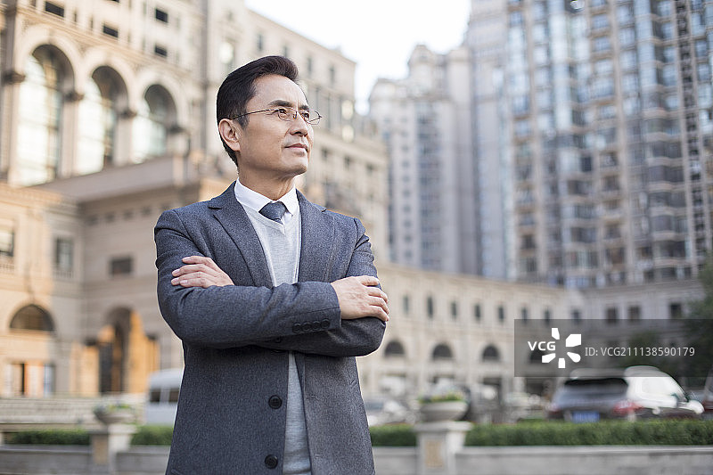 成功商务男士看向远方图片素材