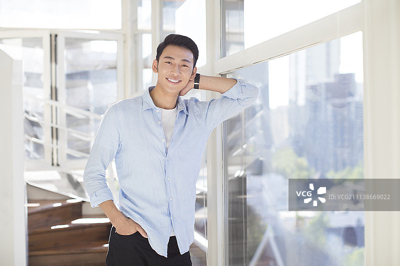 自信的年轻商务男士肖像图片素材