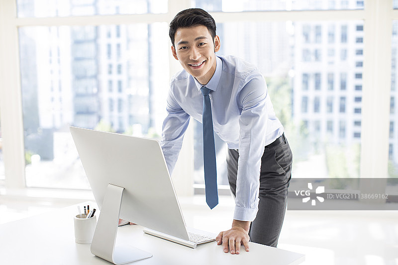 年轻商务男士在办公室使用电脑图片素材