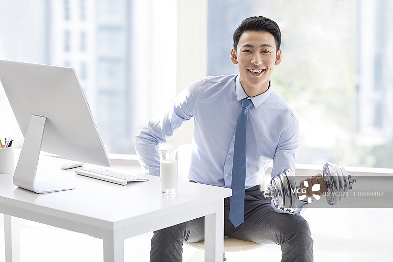 年轻商务男士在办公室健身图片素材