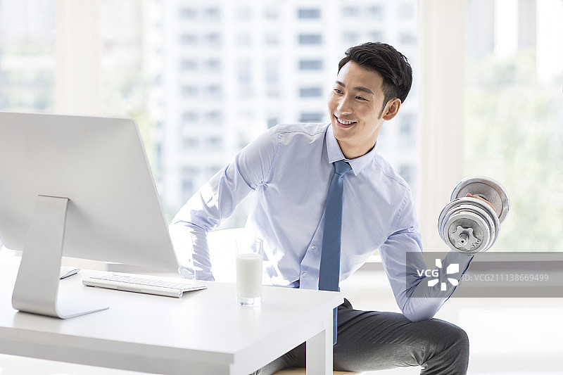 年轻商务男士在办公室健身图片素材