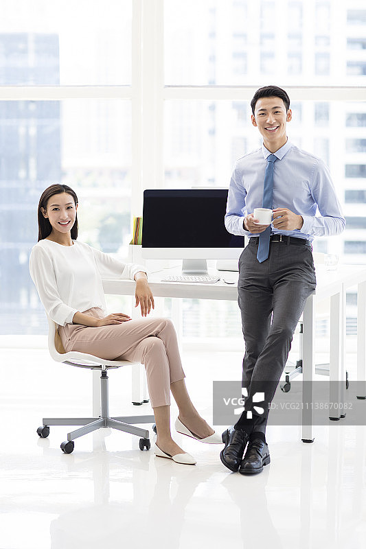 年轻商务人士在办公室放松休息图片素材