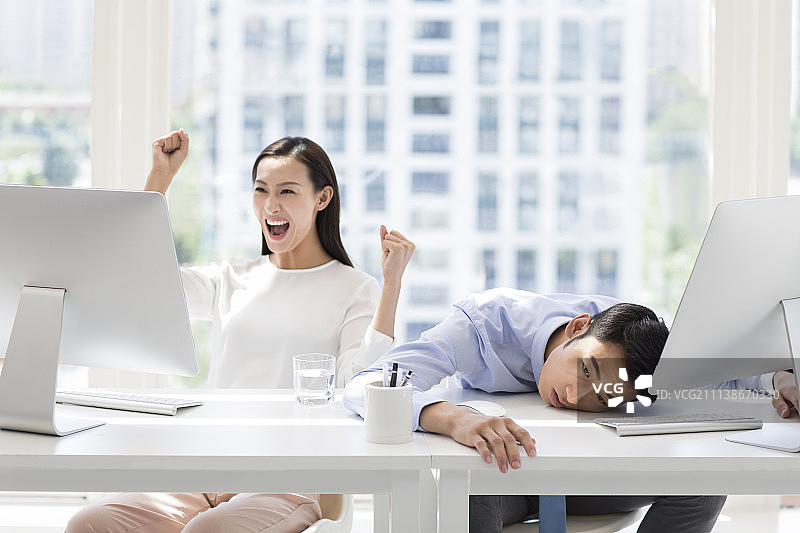 兴奋的商务女士和沮丧的商务男士图片素材