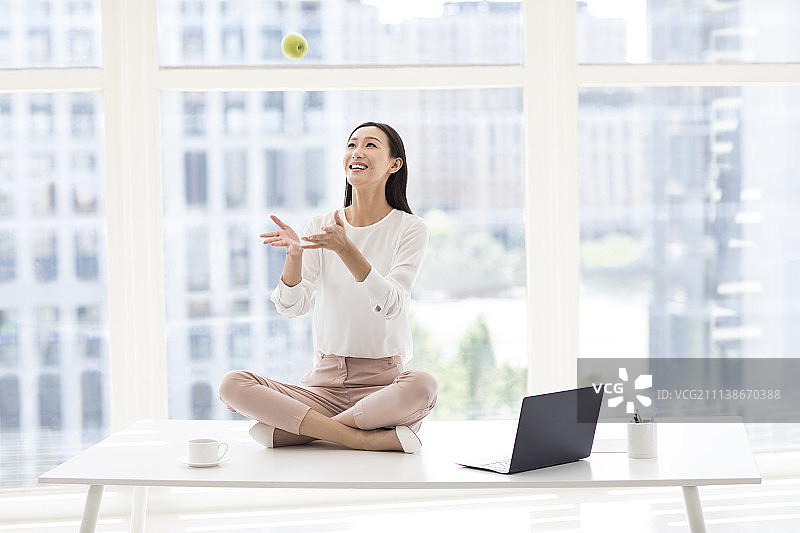 年轻商务女士在办公室放松休息图片素材