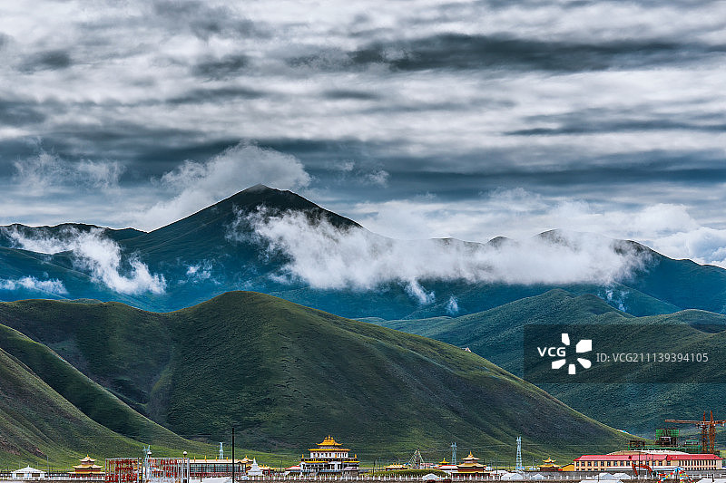 群山环抱的达日县图片素材
