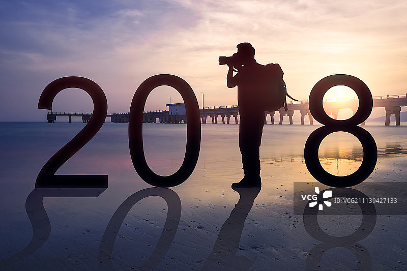 2018 摄影师 剪影 春天 沙滩 落日 温暖 数字 倒影图片素材