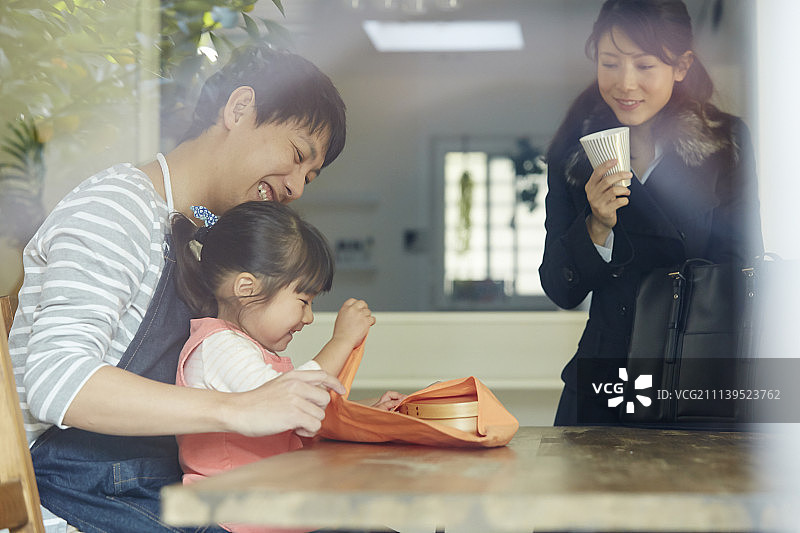 家庭主男的早晨生活图片素材