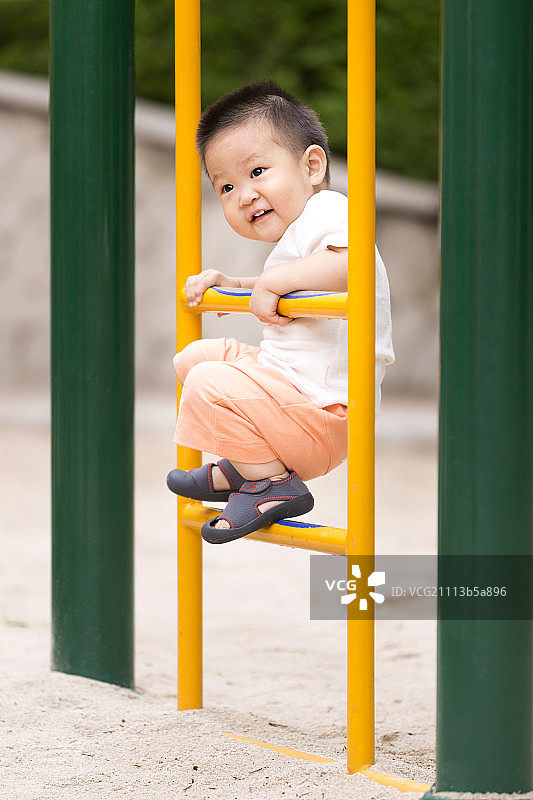 幼儿户外玩耍图片素材