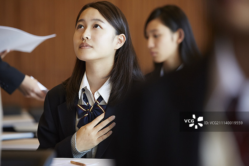 备考中的高中女生图片素材