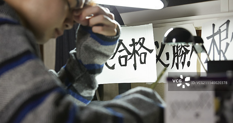 备考中的男学生图片素材