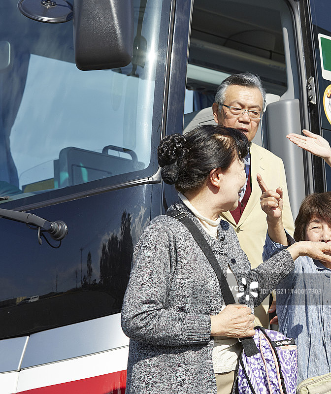 老年人乘公交旅行图片素材
